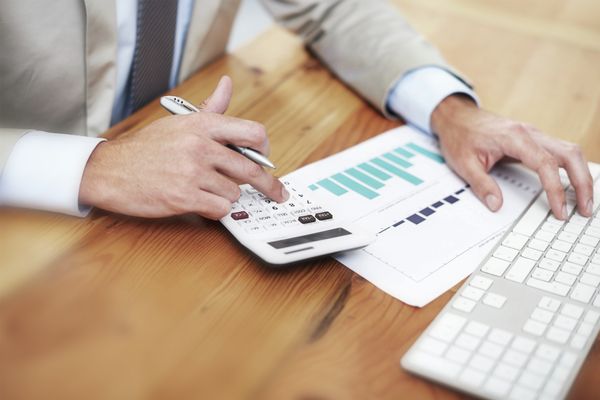 A man calculating his savings when using SMA with Home Connect