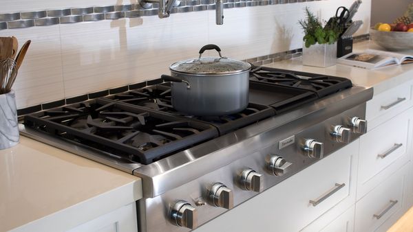 Cette maison de Legacy Design et Legacy Custom Built Homes est équipée d'une cuisinière Thermador dotée du brûleur breveté StarMD et du mijotage ExtraLowMD.  