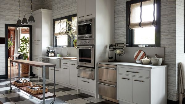 Les lave-vaisselle, fours muraux et réfrigérateurs sous le comptoir Thermador fonctionnent en harmonie pour faire de la cuisine le cœur et l'âme de la maison.  