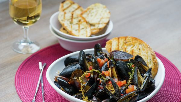 MCIM02721450_thermador-culinary-style-recipes-by-steam-steamed-mussels_3200x1800.jpg