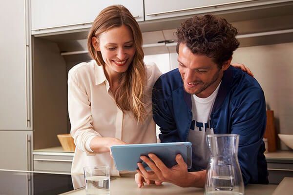 Молодая пара с Home Connect