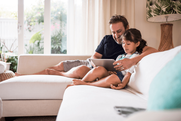 Otec a dcéra používajú aplikáciu Home Connect na tablete