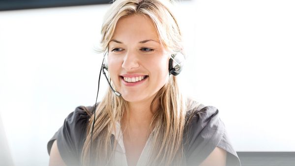 Home Connect service employee on the telephone