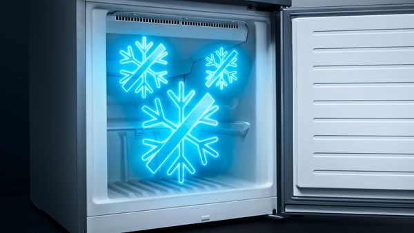 Startet Video; geöffnetes Gefrierfach einer Siemens Kühl-Gefrier-Kombination mit Icon für die NoFrost-Funktion von Siemens