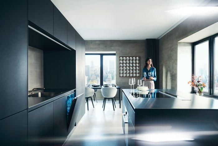 Panoramica di una cucina moderna con lavastoviglie leggermente aperta 
