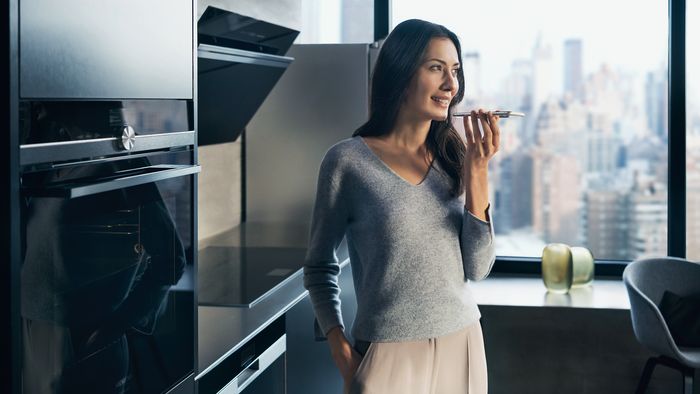 Diagnostica da remoto – donna che parla al cellulare con l’assistenza