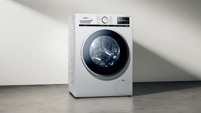 Eine Siemens Frontlader-Waschmaschine freistehend im Raum.