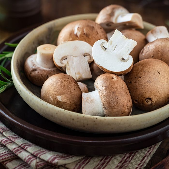 Chestnut mushrooms in a bowl.