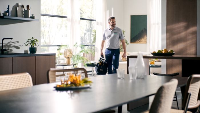 Technicien Siemens entrant dans la maison d'un client