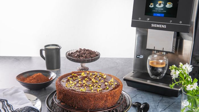 עוגת פרג בציפוי שוקולד אספרסו: פינוק מתוק מושלם