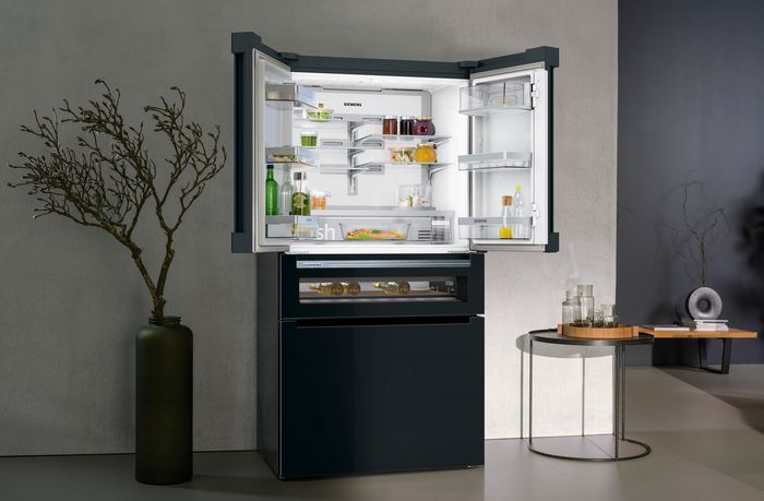 Cucina con frigorifero combinato Multi Door con Wine Storage studioLine aperto