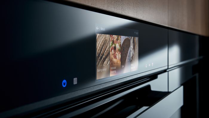 Mit dem TFT Touchdisplay eines Siemens Einbau-Backofens gelingt das Kochen und Backen intuitiv und leicht.