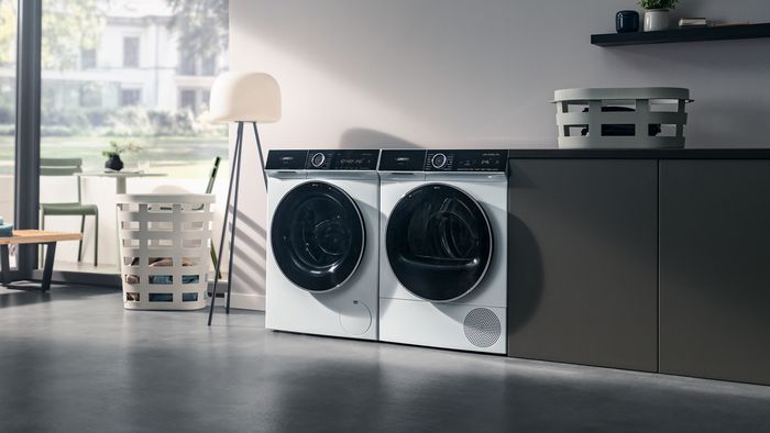 Die neue iQ700 Premium Waschmaschine und Trockner in einer Küche 