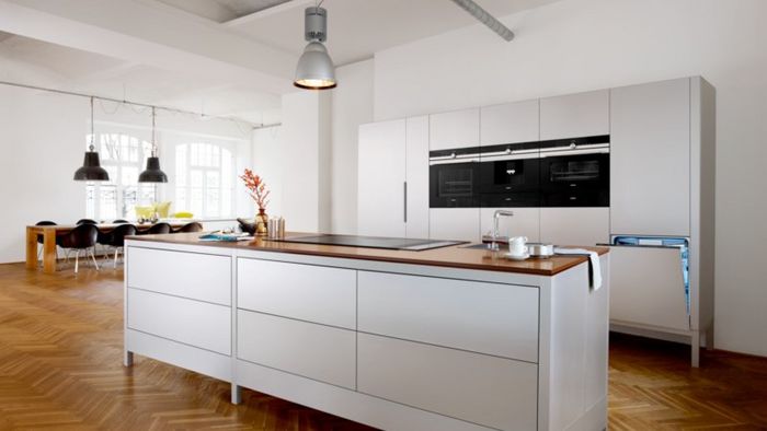 Ten en cuenta la orientación de tu cocina y la distribución del espacio.