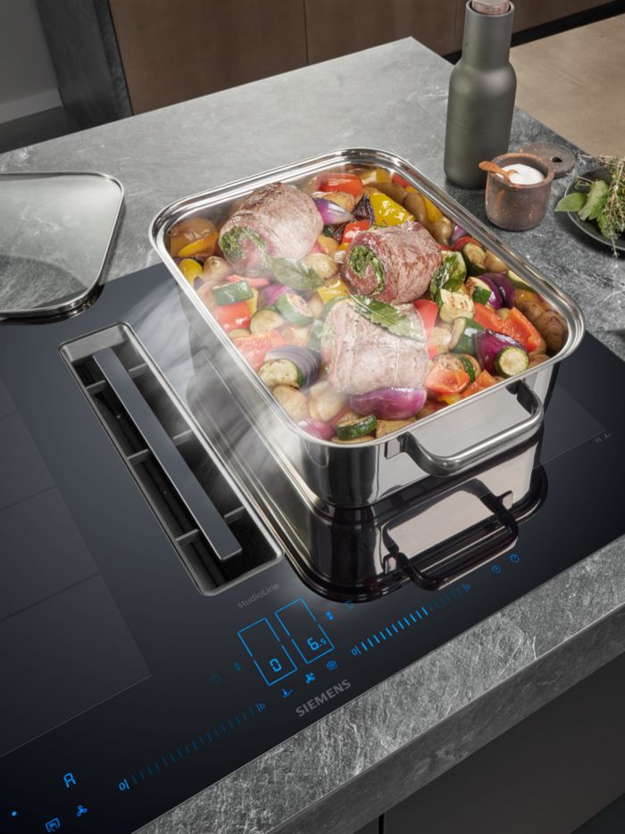 Teglia con carne e verdure in cottura su piano inductionAir Plus di Siemens