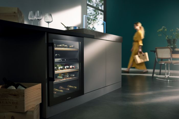 Cantinetta vino da incasso Siemens sotto il bancone della cucina