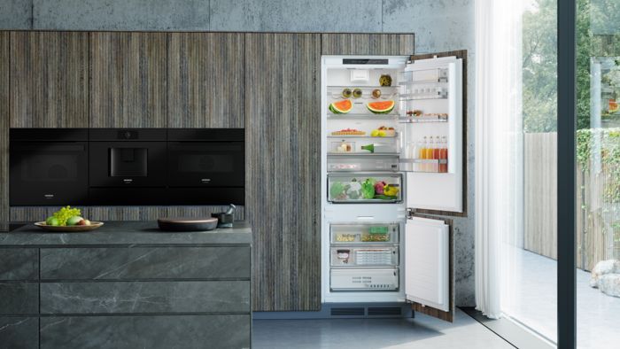 Elegante Küche mit Freistehender Kühl-Gefrier-Kombinationen von Siemens.