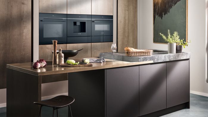 Produktfinder Backen. IQ700 Backofen Siemens in einer Küche.