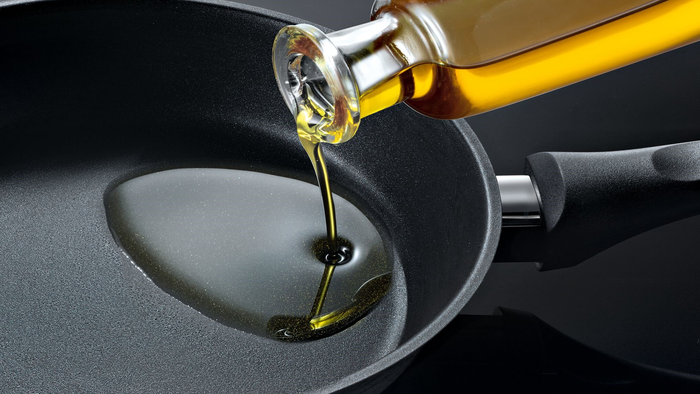 Evita que el aceite se queme controlando en todo momento su temperatura.