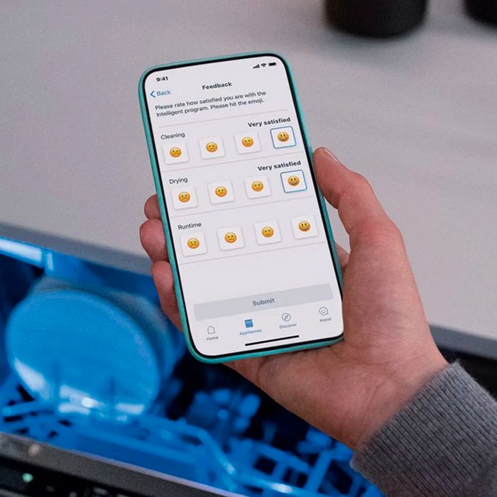 Uomo che fa un sondaggio sul telefono sulla soddisfazione dell’elettrodomestico tramite Home Connect