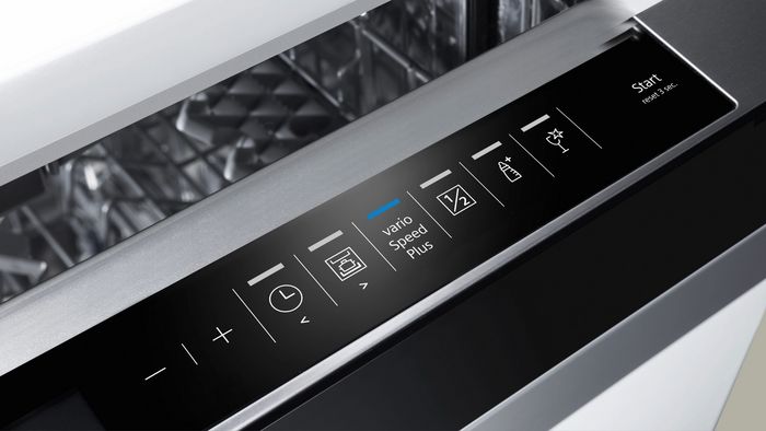 Panel de control de lavavajillas con varios botones e iconos para la operación.