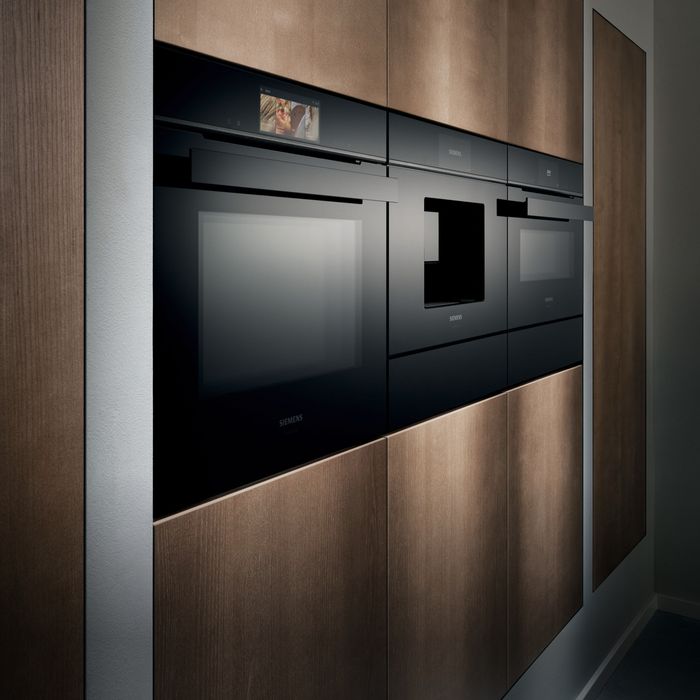 Forno studioLine caratterizzato da vetro deepBlack e acciaio blackSteel
