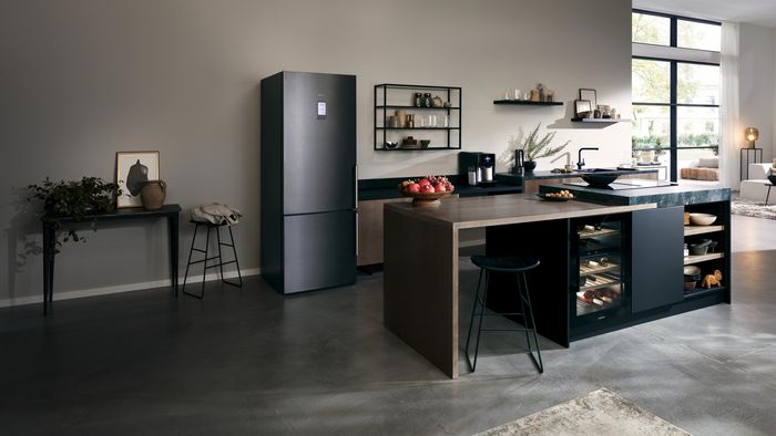 Eine moderne Küche mit einem Siemens Weinkühlschrank sowie einer freistehenden Siemens Kühl-Gefrier-Kombination in Schwarz.