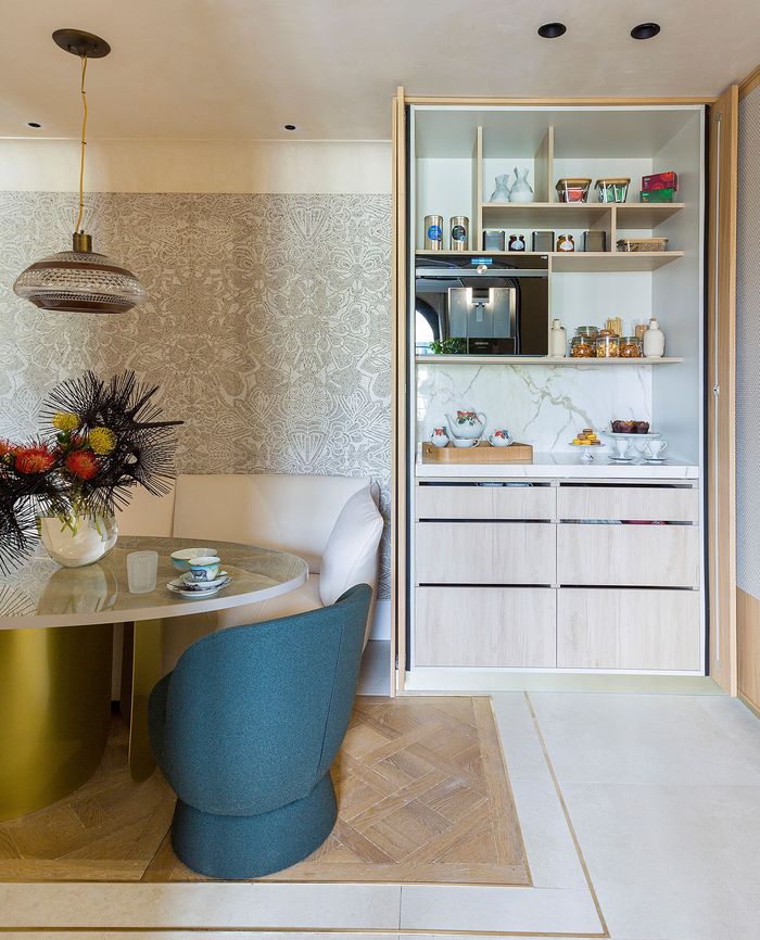 El desayunador ofrece un espacio funcional y acogedor en la cocina, añadiendo estilo y comodidad al hogar