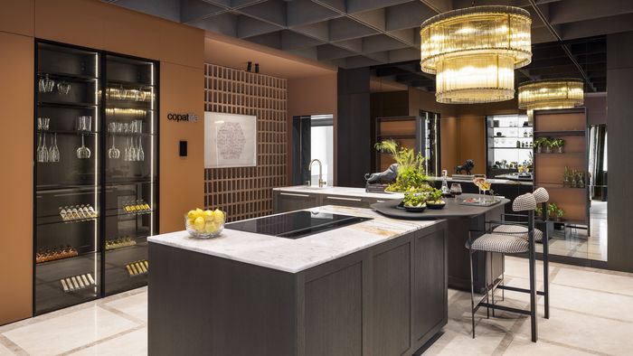 El desayunador ofrece un espacio funcional y acogedor en la cocina, añadiendo estilo y comodidad al hogar