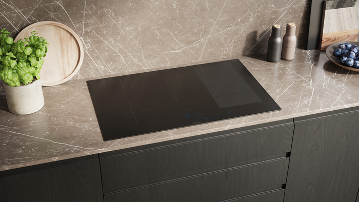 Siemens Induktionskochfeld mit diamondProtect Oberfläche – glänzende, tiefschwarze Glaskeramik in moderner Küchenumgebung.