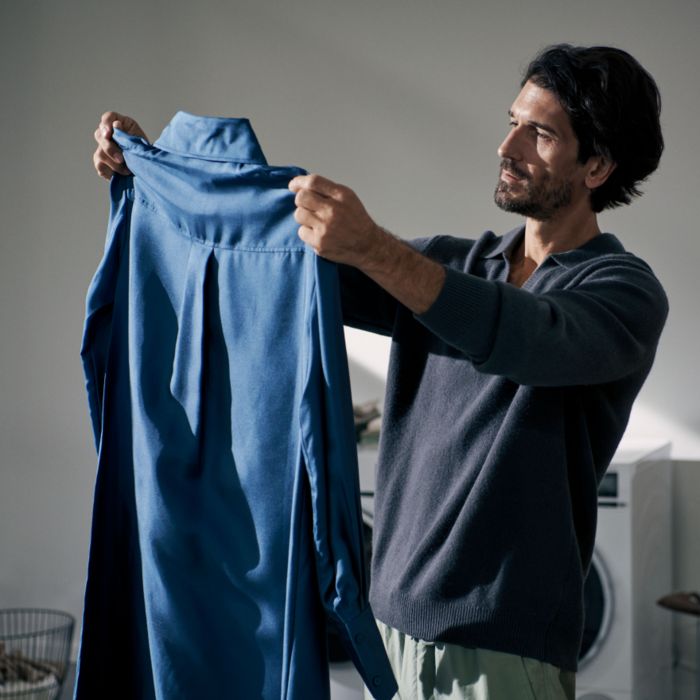 Uomo controlla il bucato