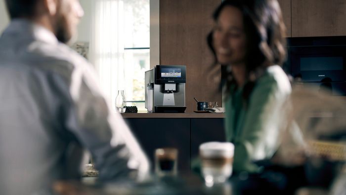 Siemens Coffeeworld - Mladý pár v kuchyni, nadšený z výhod tichého automatického kávovaru Siemens.