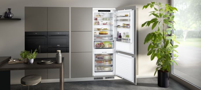Frigorifero combinato da incasso Siemens con sportello aperto in una cucina moderna