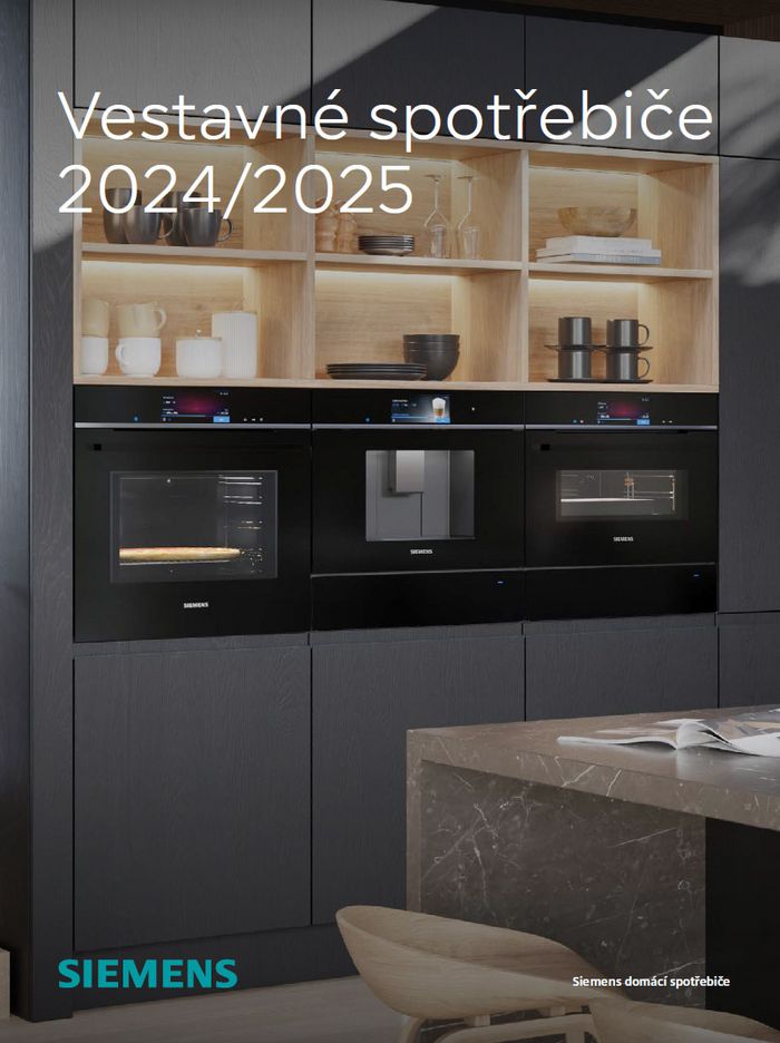 Moderní kuchyně s vestavěnými spotřebiči Siemens pro 2024/2025, s elegantními černými jednotkami a stylovou dřevěnou policí.