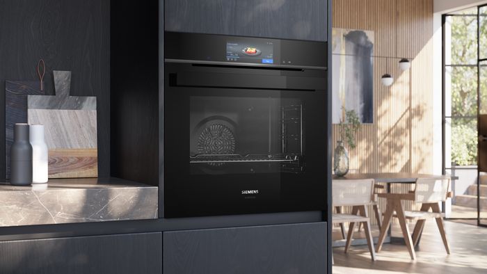 Zabudovaná rúra Siemens s digitálnym displejom v modernej kuchyni.