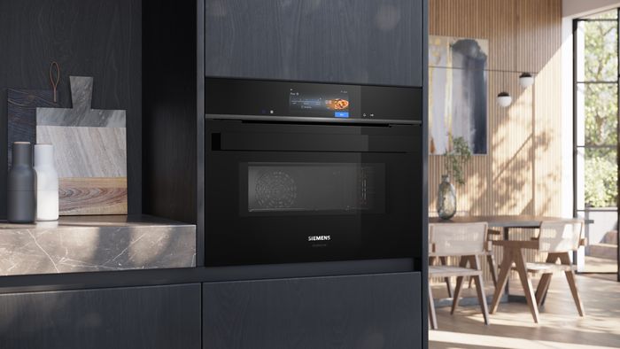 Primo piano di un forno a microonde da incasso Siemens