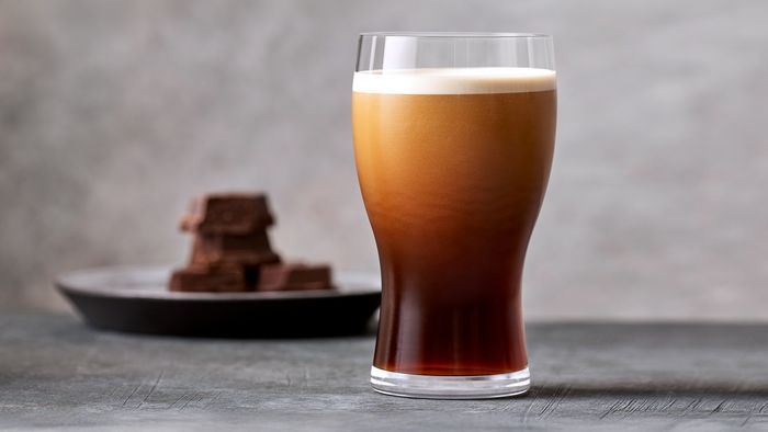 Ein Glas mit kalt zubereitetem Nitro-Coffee auf einem Tisch.