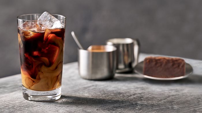 Iced Coffee mit Milch und Eiswürfeln in einem Glas