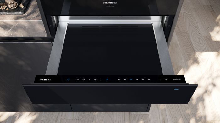Un cassetto scaldavivande Siemens aperto