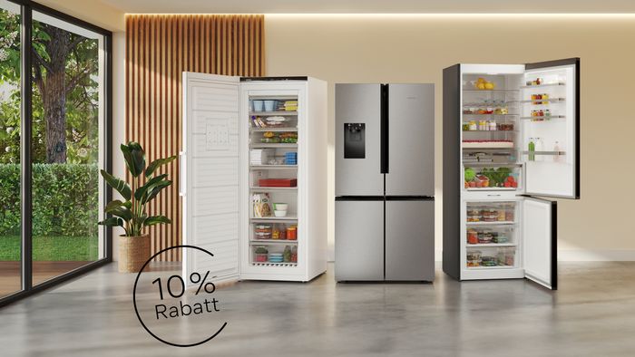 Heller, sommerlicher Raum mit Siemens Kühlgeräten und dem Hinweis auf die aktuelle Aktion mit 10 % Rabatt im Siemens Online Shop
