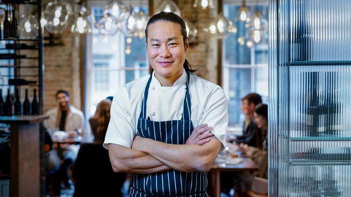 Chef sorridente al ristorante