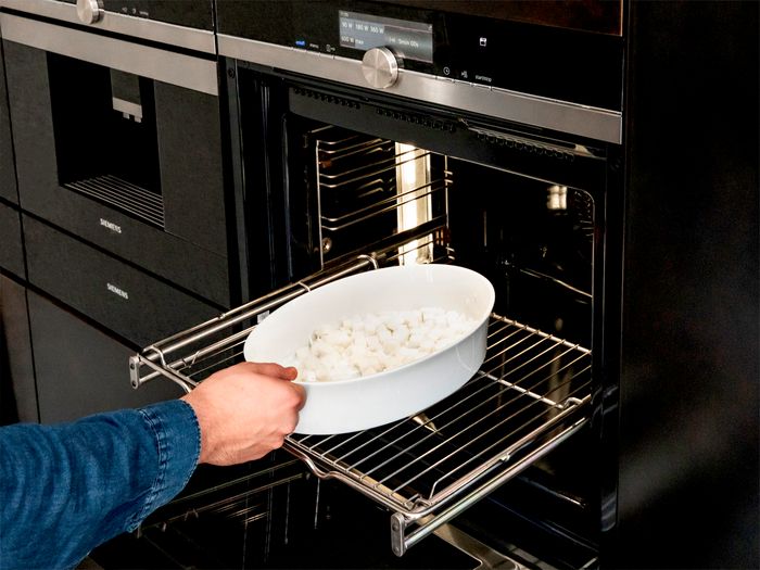 Teglia di ceramica che sta per essere messa in forno