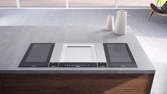 Une table de cuisson flexible avec des zones de cuisson de différentes tailles est intégrée dans un bloc de cuisine moderne.