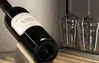 Primer plano de una botella de vino en un armario de vino Gaggenau
