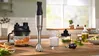 Küchentisch mit Bosch Stabmixer, Handmixer und verschiedenen Kochinhaltsstoffen und Utensilien.