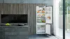 Moderne Küche mit offenem Kühlschrank, Küchengeräte und Holzschrank.