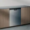 Holzküchenschrank mit eingebauter Geschirrspülmaschine, schwarzer Arbeitsplatte und Edelstahlgerät.