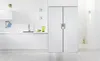 Frigorífico Balay side-by-side blanco integrado en cocina moderna minimalista