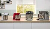 Batteur sur socle Bosch et robot culinaire en acier inoxydable avec boutons de commande.