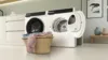 Trois appareils de lavage Bosch blancs : un lave-linge à gauche et deux sèche-linge à droite, qui se distinguent par leur design épuré et leurs commandes numériques.